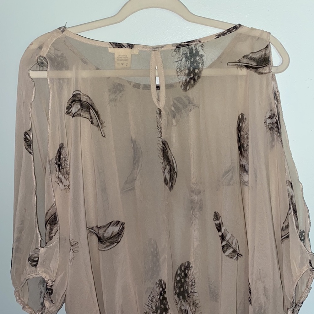 Feather Design Sheer Top. Size M - Picture 6 of 6